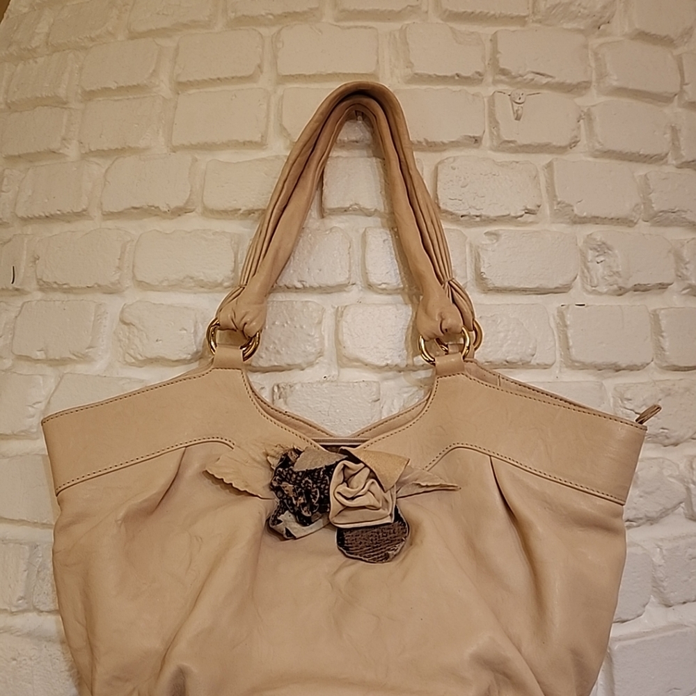 Paolo Masi Made in Italy Soft Cream Leather Shoulder Purse w/ Flower Detail